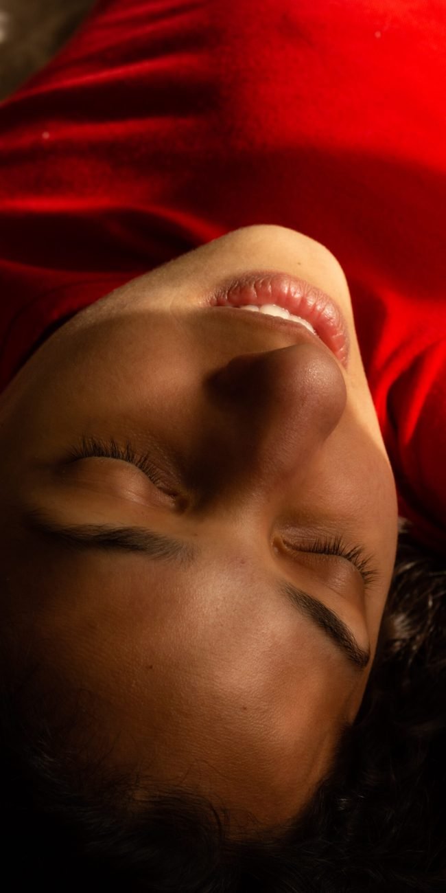 primer-plano-de-una-mujer-joven-con-los-ojos-cerrados